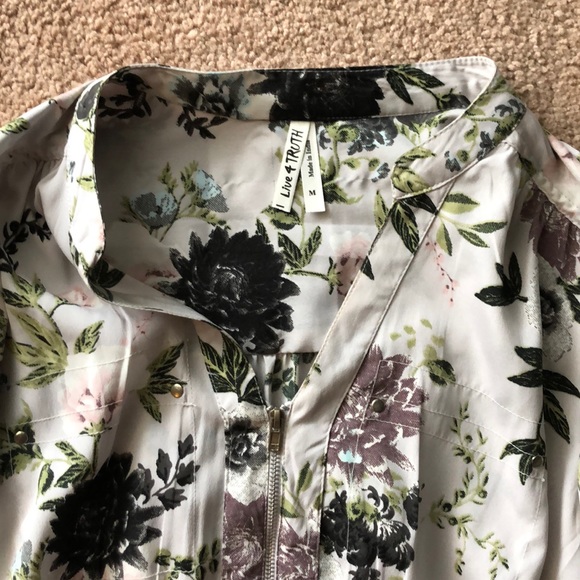 Gorgeous tunic nwot. Make an offer. Babies coming and I need room! - Picture 2 of 3